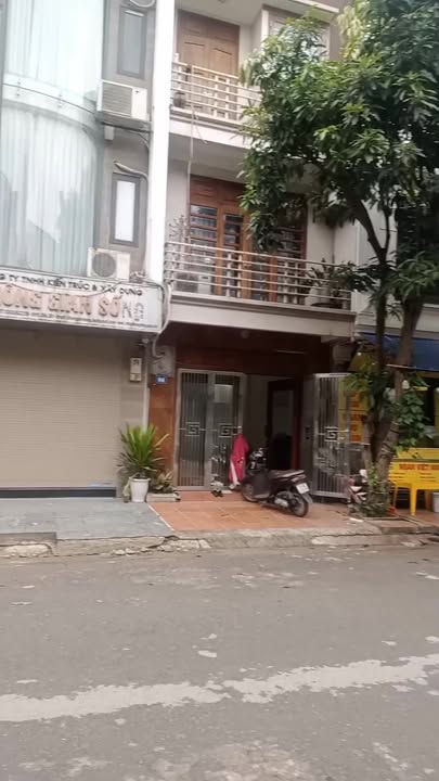 FrontHouse phố Việt Hưng 40m² giá 18.6 tỷ - Kinh doanh sầm uất, ô tô tránh!