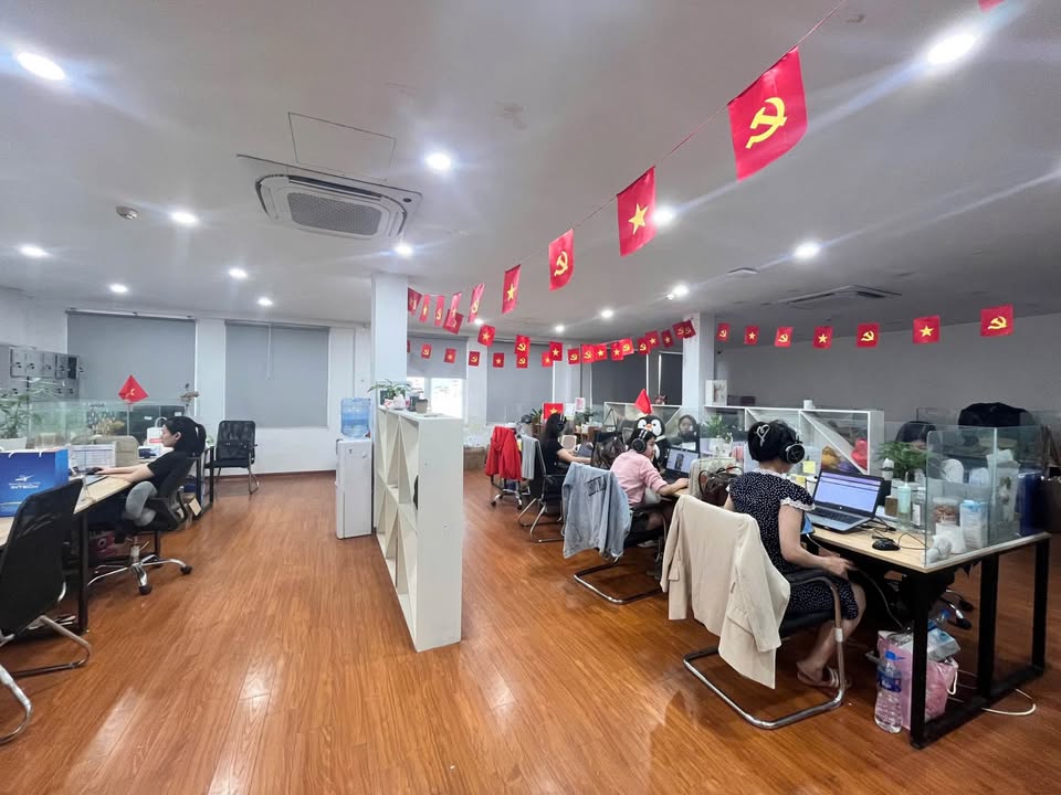 Văn phòng cho thuê Ngã Tư Sở 250m² giá 45 triệu - Bàn giao đầy đủ, làm thêm ngoài giờ miễn phí!