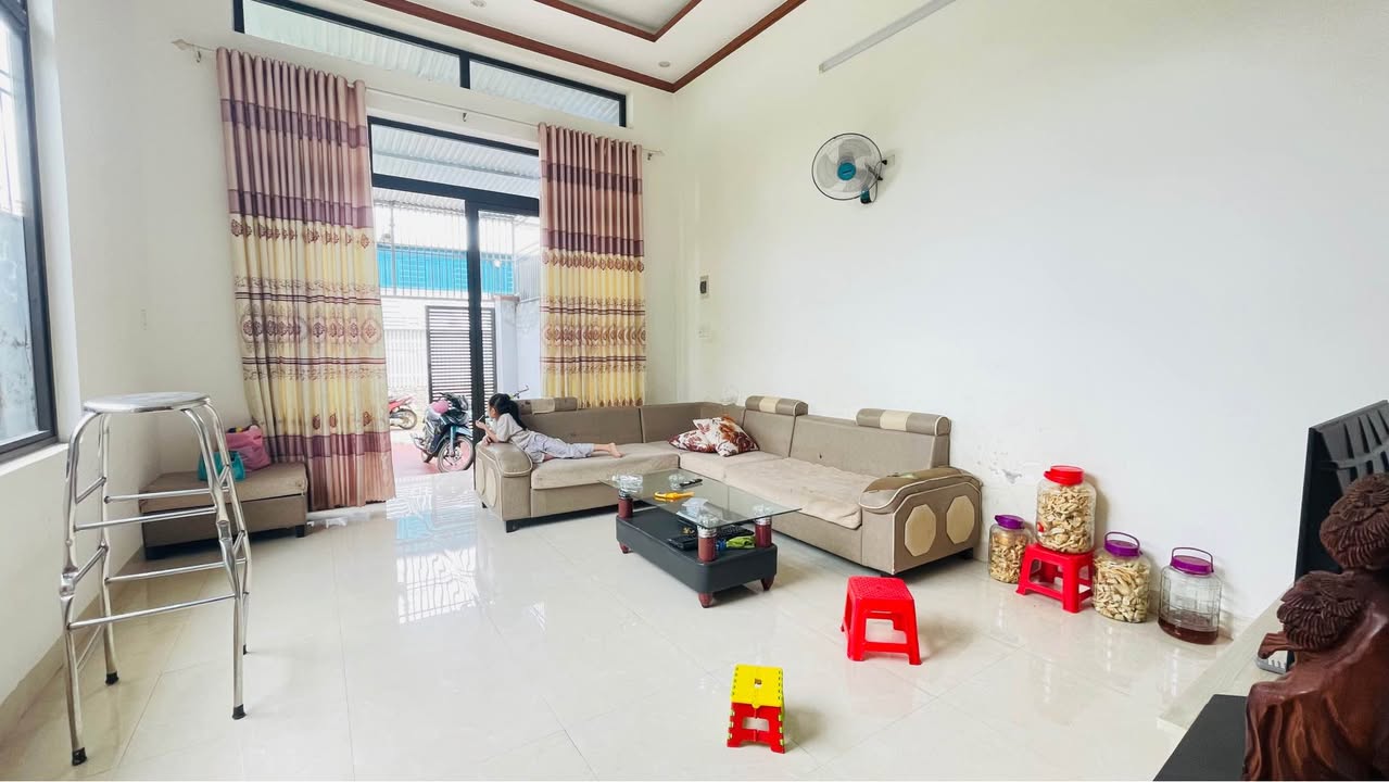 Nhà hẻm Lương Định Của, Pleiku 112m² giá 1.5 tỷ - Hướng Đông, sân ô tô rộng rãi!