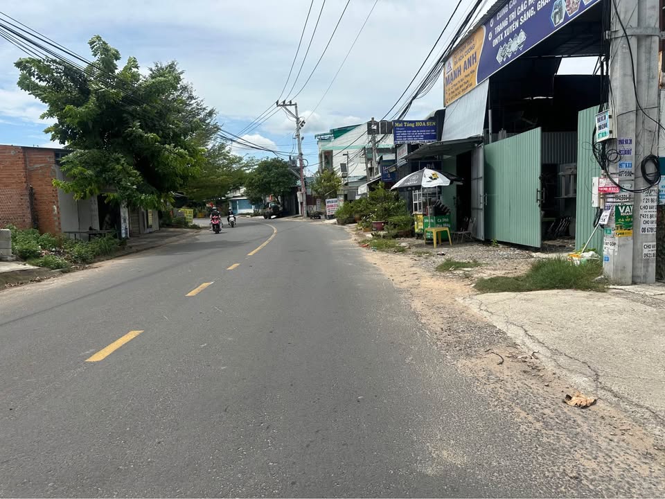 Nhà đẹp phong cách hiện đại tại Phan Thiết 100m² giá 2.2 tỷ - An ninh tốt, tiện nghi đầy đủ!