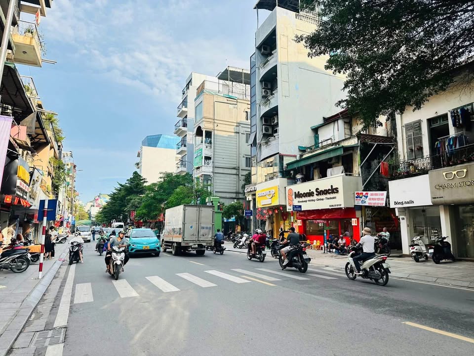 Mặt phố Khâm Thiên 125m² giá thỏa thuận - Kinh doanh sầm uất tại Đống Đa!