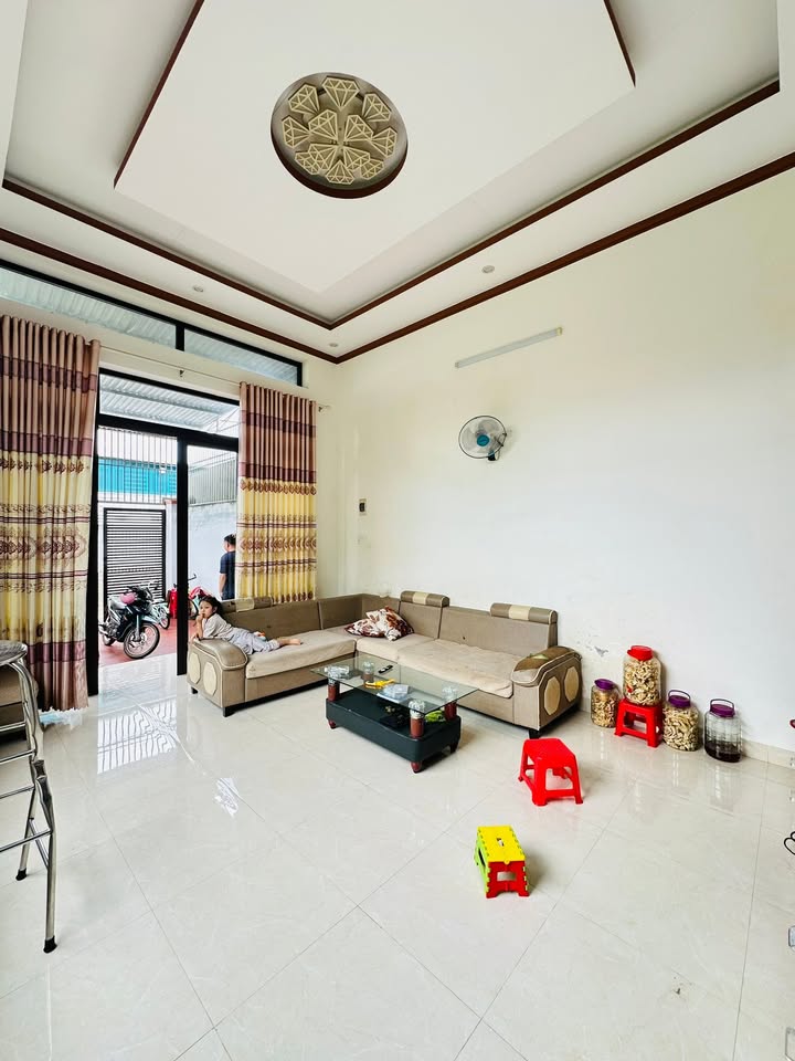 Nhà hẻm Lương Định Của Pleiku 112m² giá 1.5 tỷ - Sân ô tô, hướng Đông