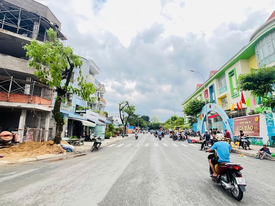 Đất 90m² Thủ Đức giá 7 tỷ - Vị trí đắc địa đối diện trường học!