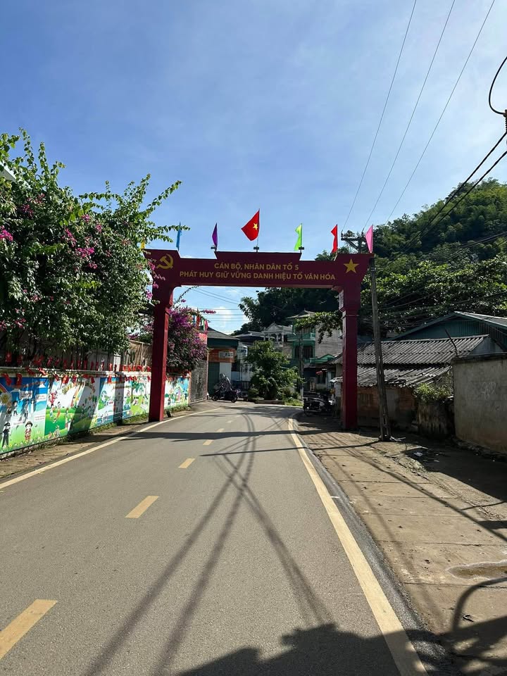 Nhà 3 tầng Tổ 5 Quyết Tâm, Sơn La 176.8m² giá 1.9 tỷ - Thiết kế hiện đại, ô tô vào tận nơi!