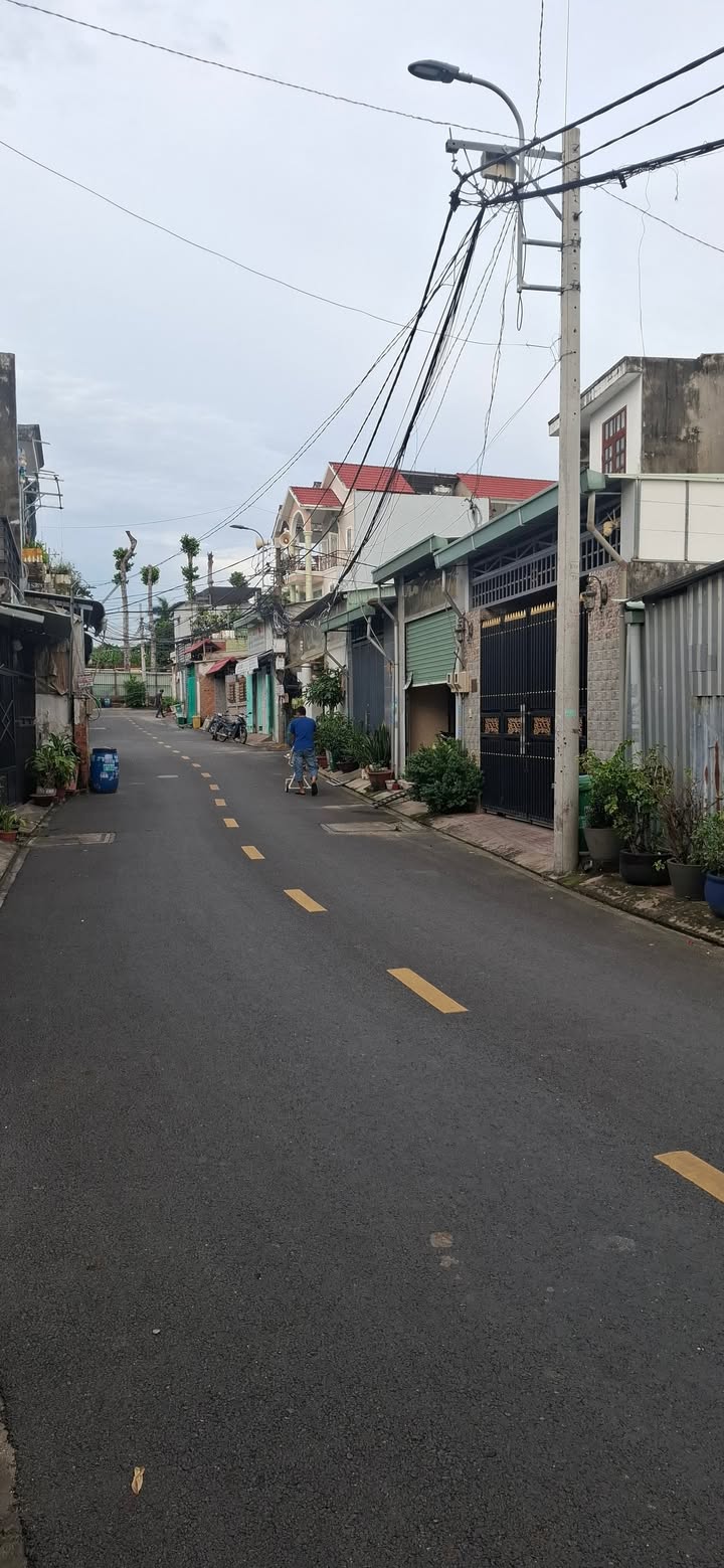 Nhà phố mặt tiền đường 102, Thủ Đức 181m² giá 12.3 tỷ - Tiện kinh doanh, xây mới!