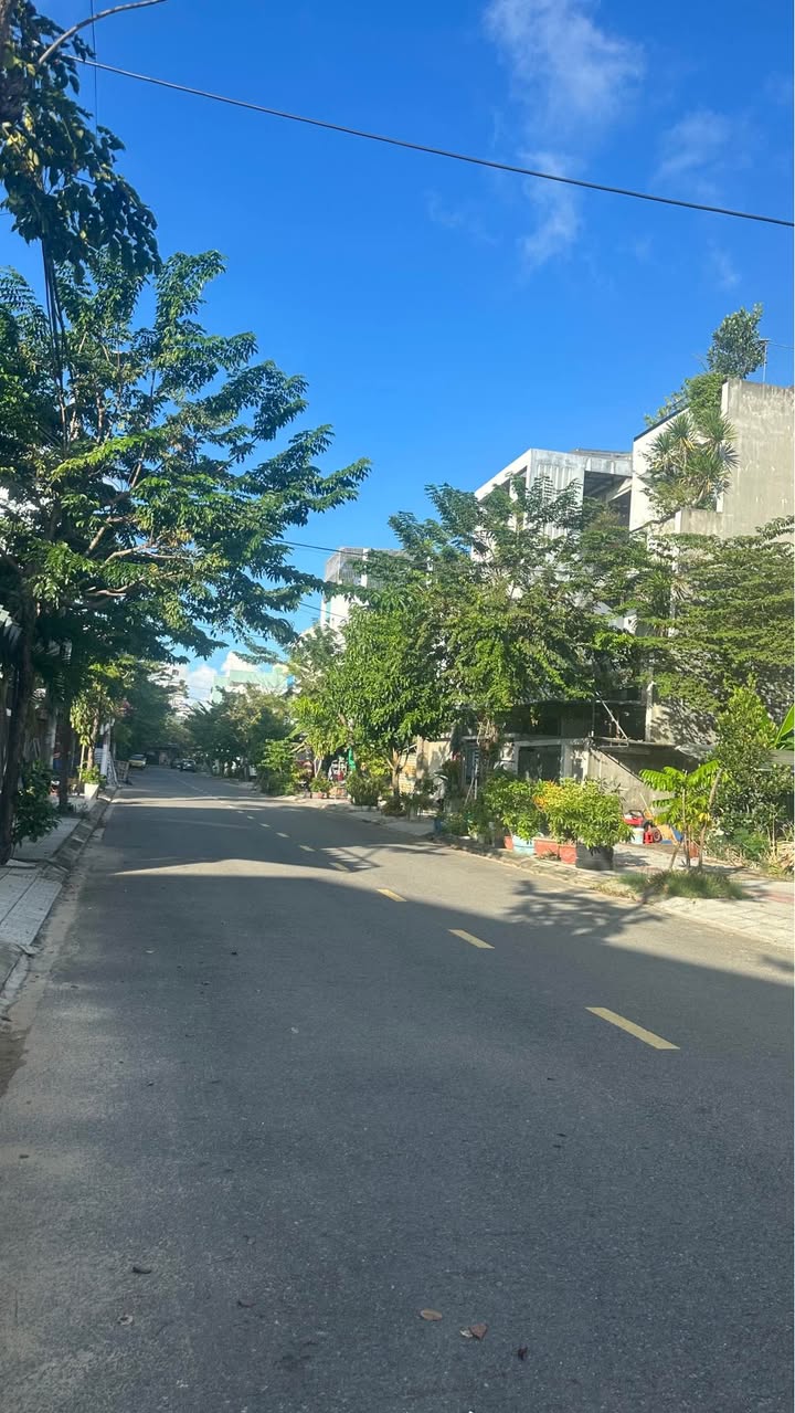 Nhà 3 tầng Hòa Xuân 100m² giá thỏa thuận - Nhà mới đẹp, thiết kế hiện đại!