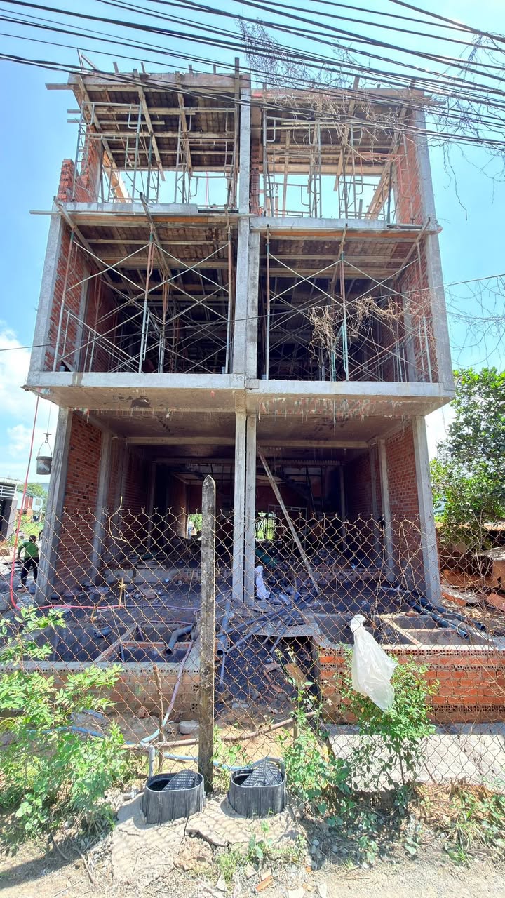 Nhà phố Tân Đông Hiệp Dĩ An 81m² giá 3.95 tỷ - Sẵn sàng ở và lựa chọn màu sắc!