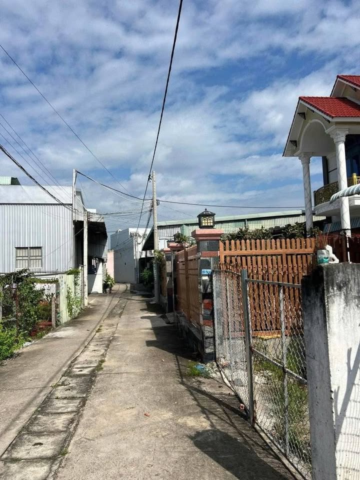 Đất nền Long Hải 144m² giá 1.7 tỷ - Sổ đỏ chính chủ, khu dân cư đông đúc!