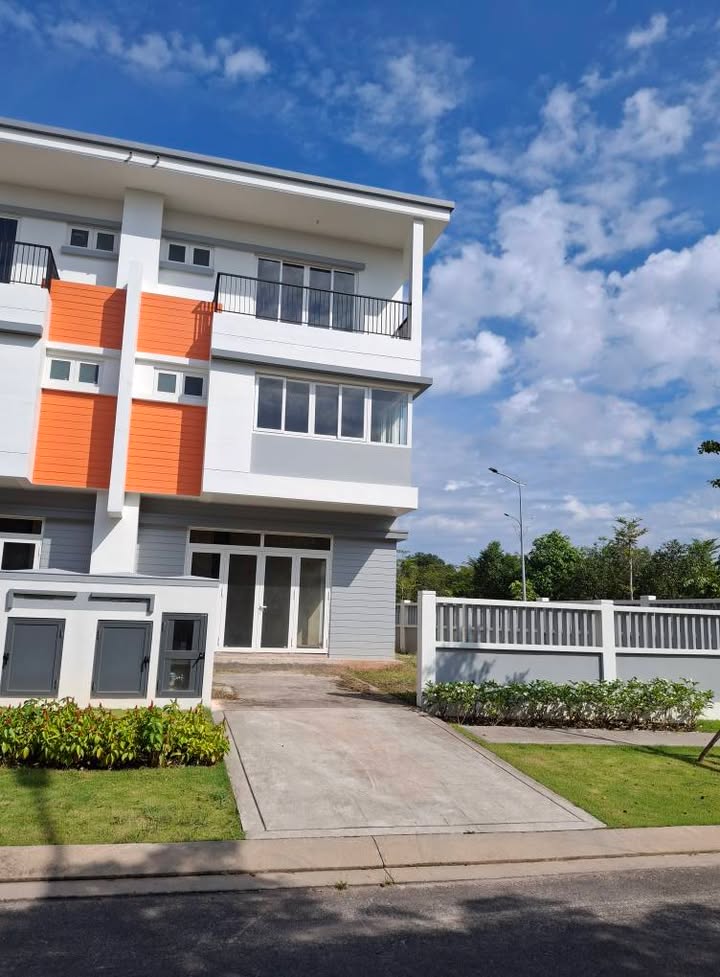 Nhà phố Ecolakes Vườn Thiên Đàng 2, Bến Cát 100m² giá 2 tỷ - Thiết kế hiện đại, sang tên ngay!