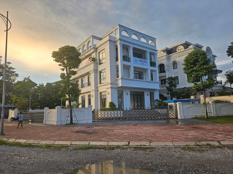 Cho thuê tòa nhà 3 tầng 1 hầm đường Đặng Công Chất, Gia Lâm - Vị trí đắc địa, phù hợp ngân hàng!