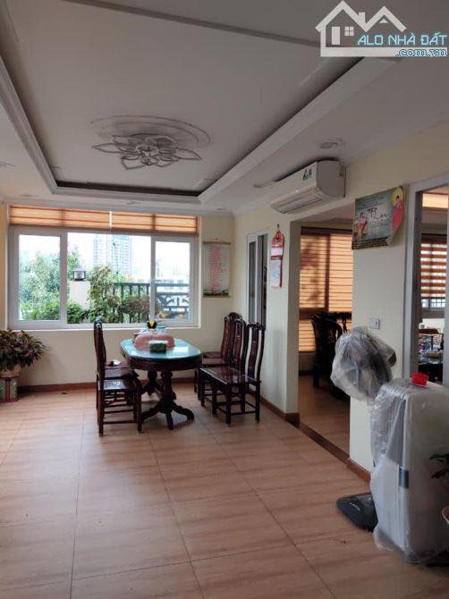 Nhà phố Hoàng Quốc Việt 125m² giá 46.5 tỷ - Lô góc 3 mặt thoáng hiếm có!