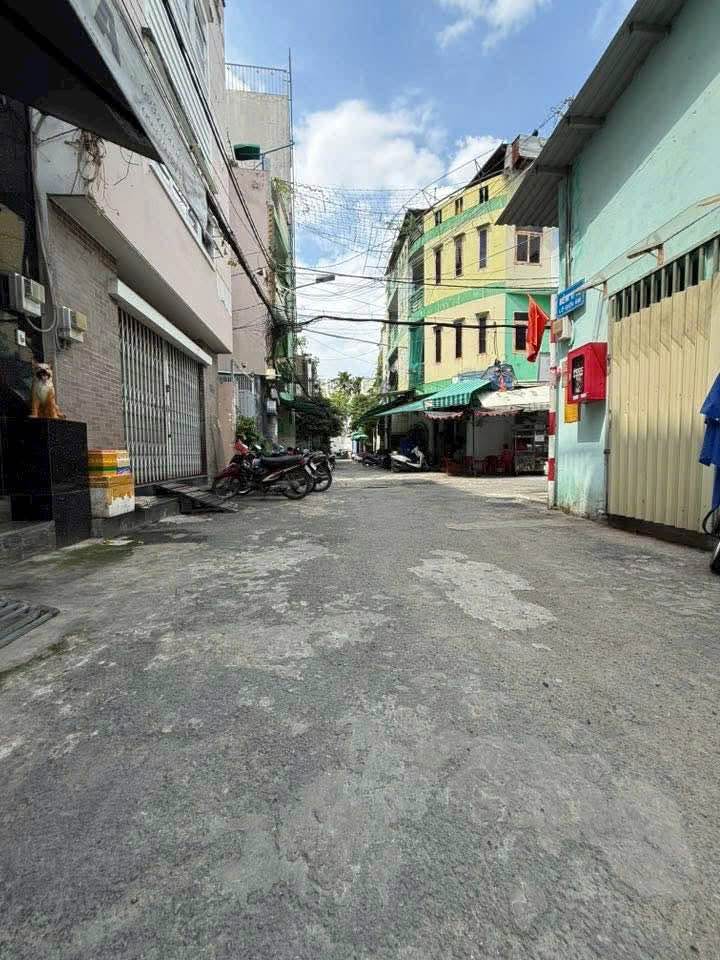 Nhà Bán Quận Tân Phú 10m² giá 1.39 tỷ - Hẻm xe tải thông thoáng!