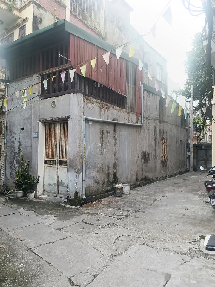 Nhà cấp 4 lô góc 42m² giá 6.35 tỷ tại Tứ Hiệp - Vị trí đẹp gần chợ!