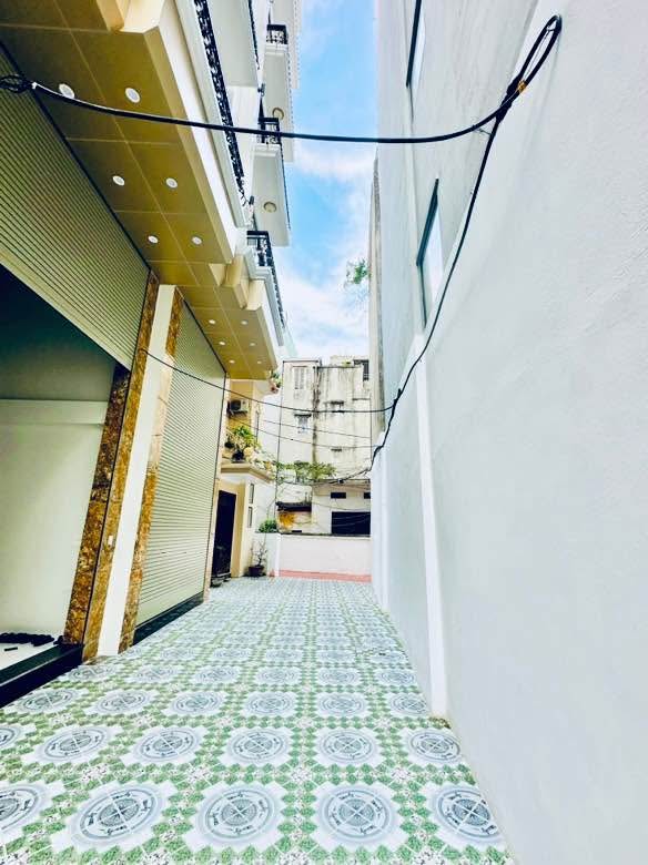 Nhà phố Lạc Long Quân, Xuân La 43m² giá 9 tỷ - Ô tô đỗ cửa, thang máy tiện nghi!