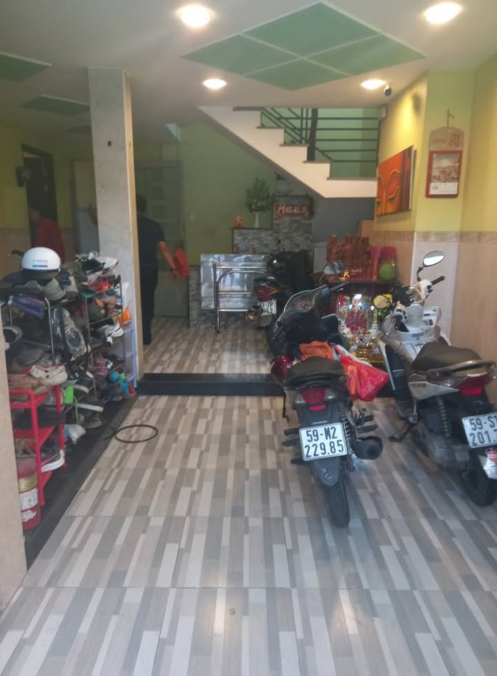 Cho thuê nhà nguyên căn hẻm thông Nguyễn Khoái, Q4 - 8 phòng ngủ, giá 25 triệu/tháng!