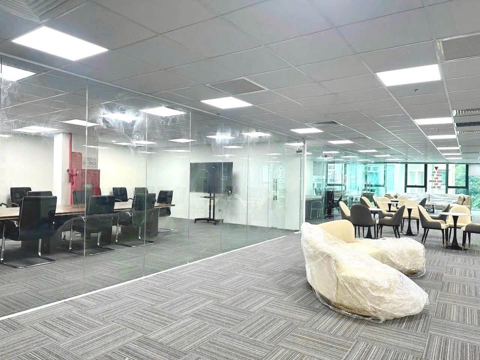 Cho thuê văn phòng Dịch Vọng Hậu, Cầu Giấy 120m² giá 26 triệu - Mặt sàn vuông vắn, ánh sáng tự nhiên!