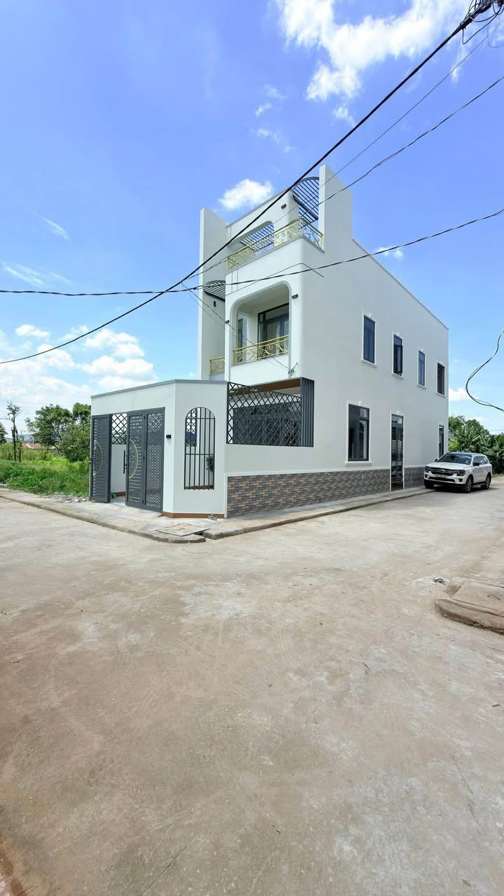 Nhà 2 mặt tiền Tân Đông Hiệp 96.5m² giá 3.7 tỷ - Thiết kế hiện đại, sẵn sàng vào ở!