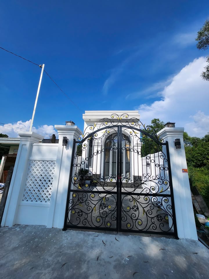 Nhà đẹp Hẻm 45 Nguyễn Văn Linh, Hòa Thành 165m² giá 1.68 tỷ - Kiến trúc hiện đại, gần chợ!