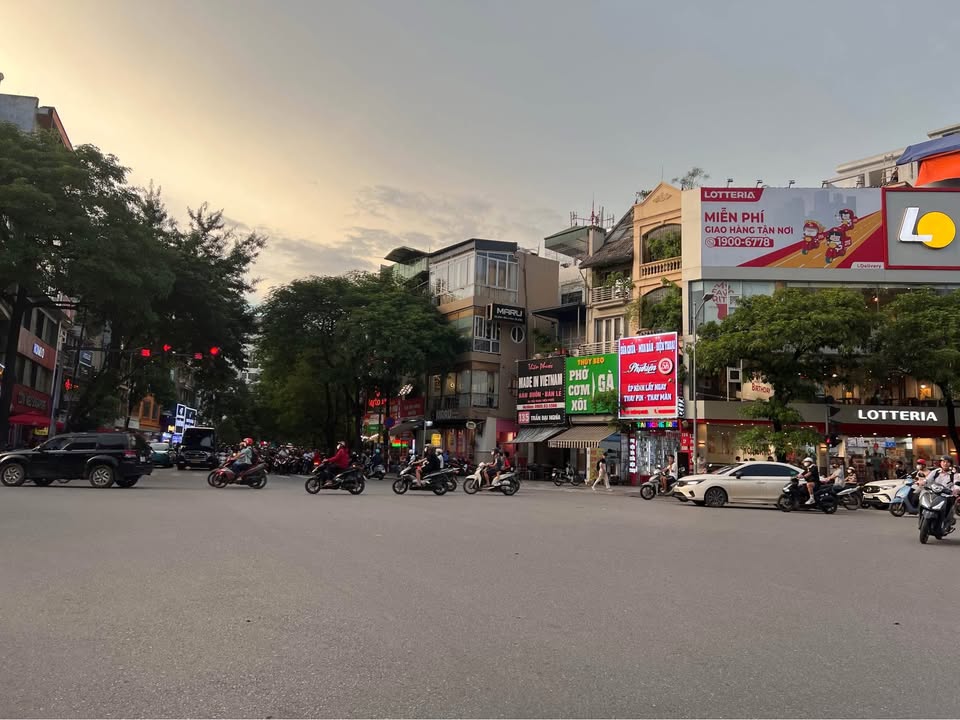 Mặt phố Hai Bà Trưng 158m² giá 80 tỷ - Mặt tiền rộng, kinh doanh đắc địa!