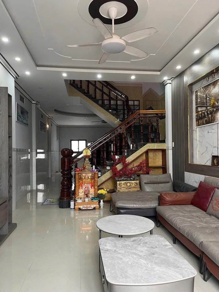 Nhà lầu 2 tầng đường Hai Bà Trưng Vạn Giã 83.6m² giá 3 tỷ - Mặt tiền đường rộng rãi!