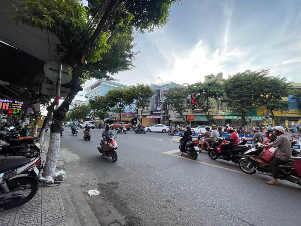 Bán nhà mặt tiền Nguyễn Hoàng, Hải Châu, Đà Nẵng 63m² - Vị trí đắc địa, kinh doanh thuận lợi!