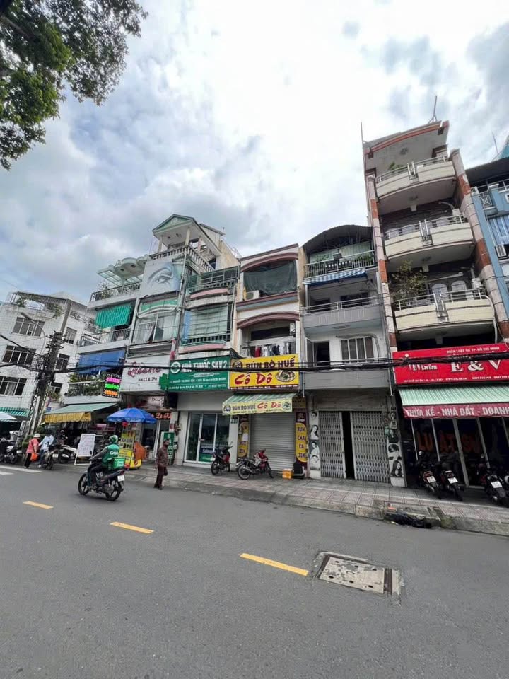 Nhà mặt tiền Ngô Quyền, quận 10, 38m² giá 13.8 tỷ - Đầu tư sinh lời ngay!