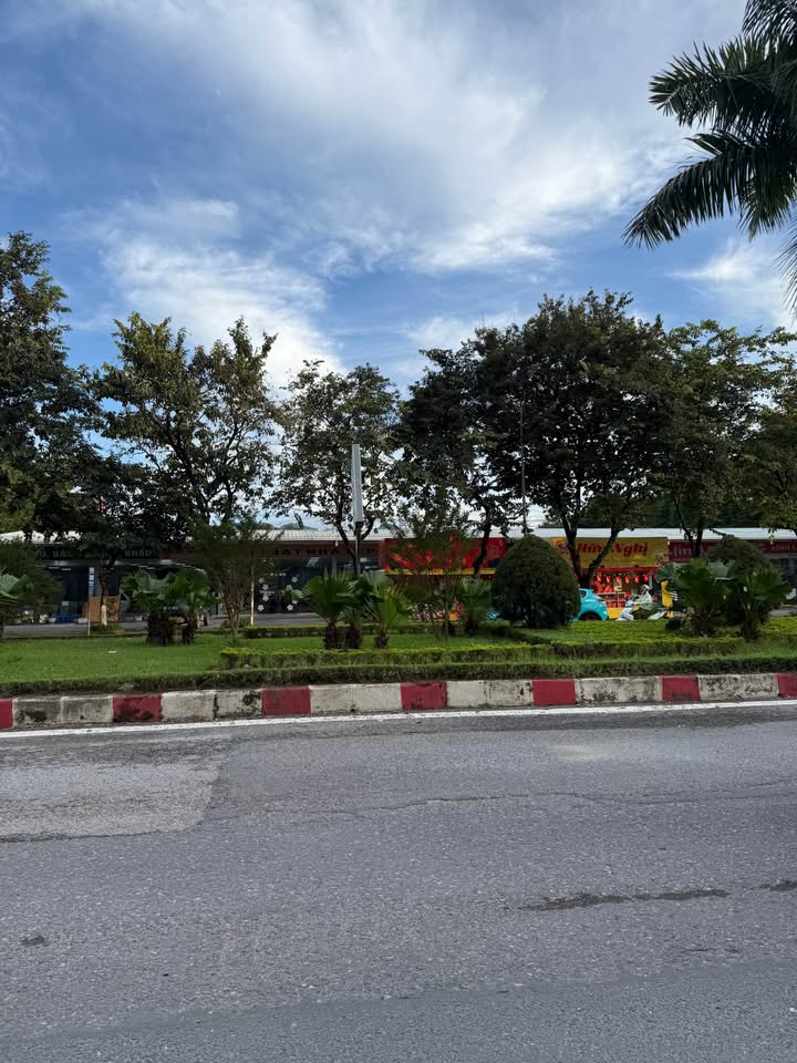 Nhà 3 tầng mặt đường Trần Hưng Đạo Hòa Bình 150m² - Chính chủ cho thuê giá thương lượng!