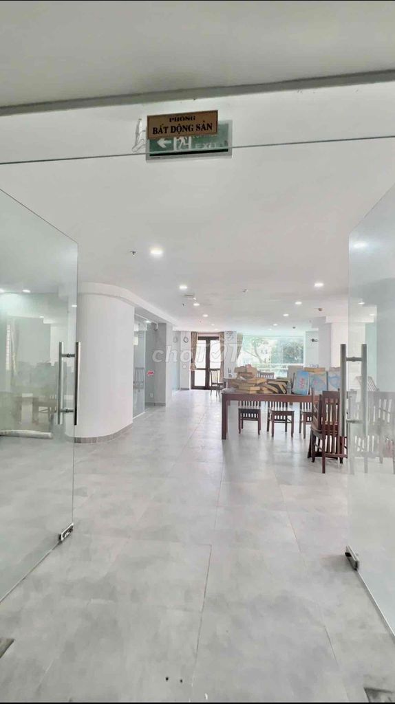 Nguyên sàn văn phòng 300m² tại Vũng Tàu giá 12 triệu - Thuận tiện giao thông, sẵn bàn ghế!