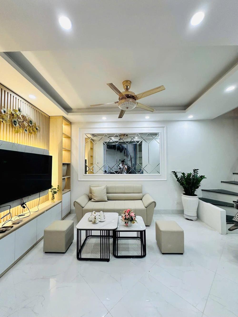 Nhà Cầu Giấy 28m² giá 7.7 tỷ - Gần phố kinh doanh, ngõ thông thoáng!