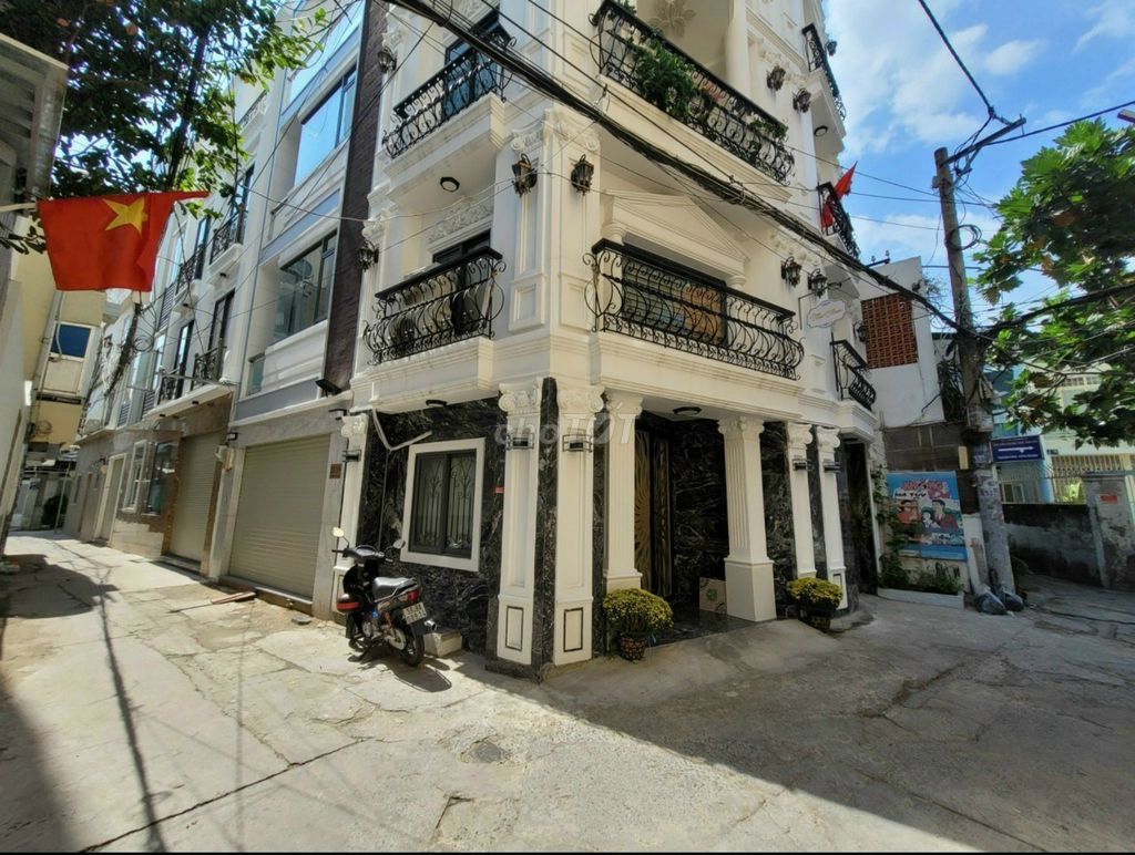Nhà căn góc 5 tầng hẻm xe hơi Trường Sa, Bình Thạnh 30m² giá 5.6 tỷ - Vị trí đắc địa gần trường đại học!
