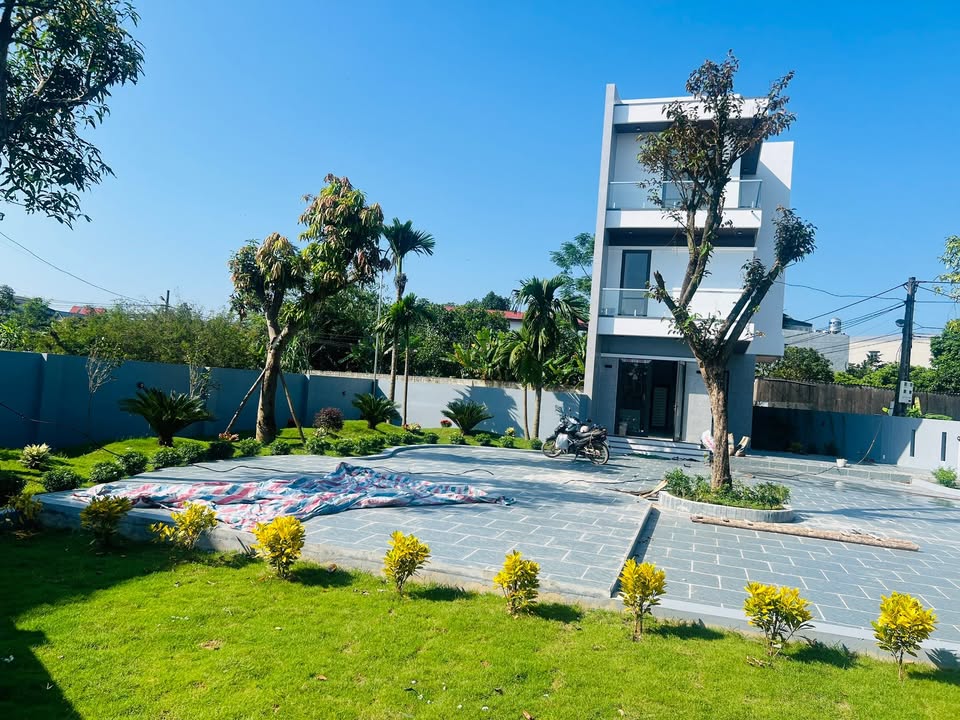 Nhà vườn 3 tầng Thịnh Đán 582m² giá 6.3 tỷ - Thiết kế hiện đại, sân vườn rộng rãi!