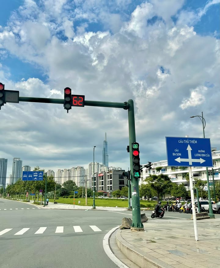 Căn hộ Vinhomes Central Park, Bình Thạnh 80m² giá 10 tỷ - Full nội thất cao cấp!