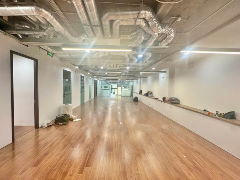 Văn phòng cho thuê Hoàng Quốc Việt, Cầu Giấy 200m² - Nội thất đầy đủ, giá thỏa thuận!