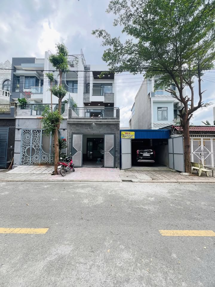 Nhà riêng KDC Lê Phong Dĩ An 85m² giá 4.85 tỷ - Nội thất cao cấp, sổ hồng chính chủ!