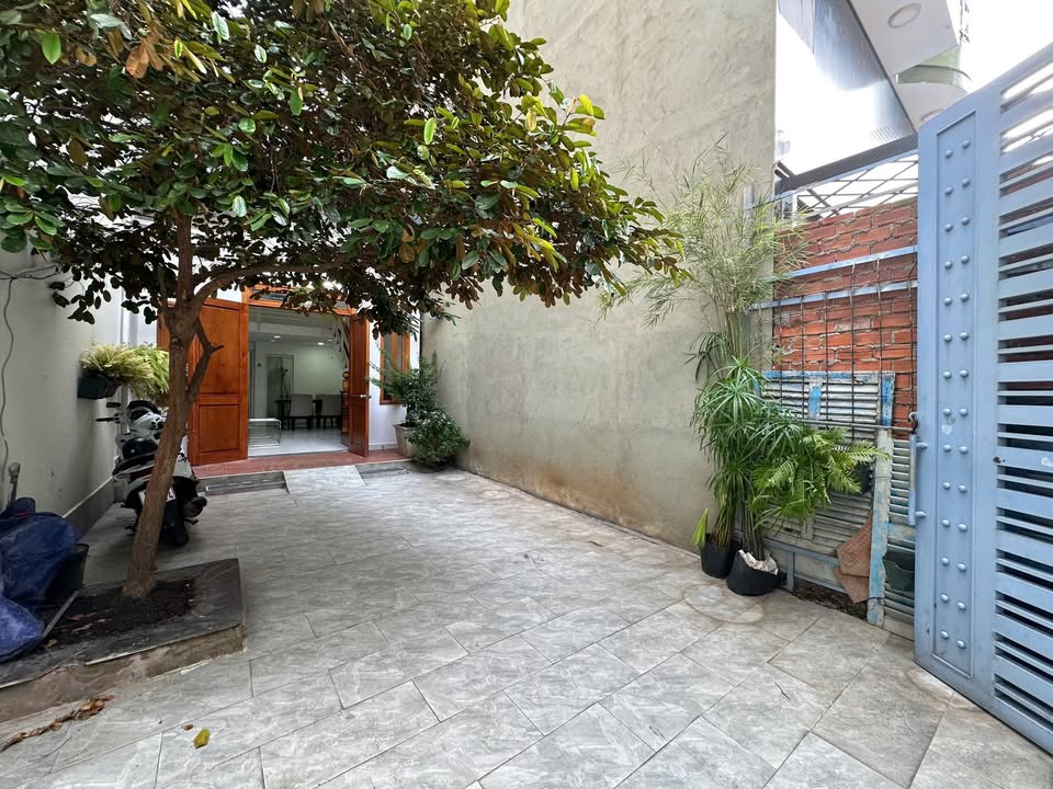 Nhà cho thuê mặt tiền đường Nguyễn Thiện Thuật, quận Bình Thạnh - Full nội thất, sân vườn xanh mát!