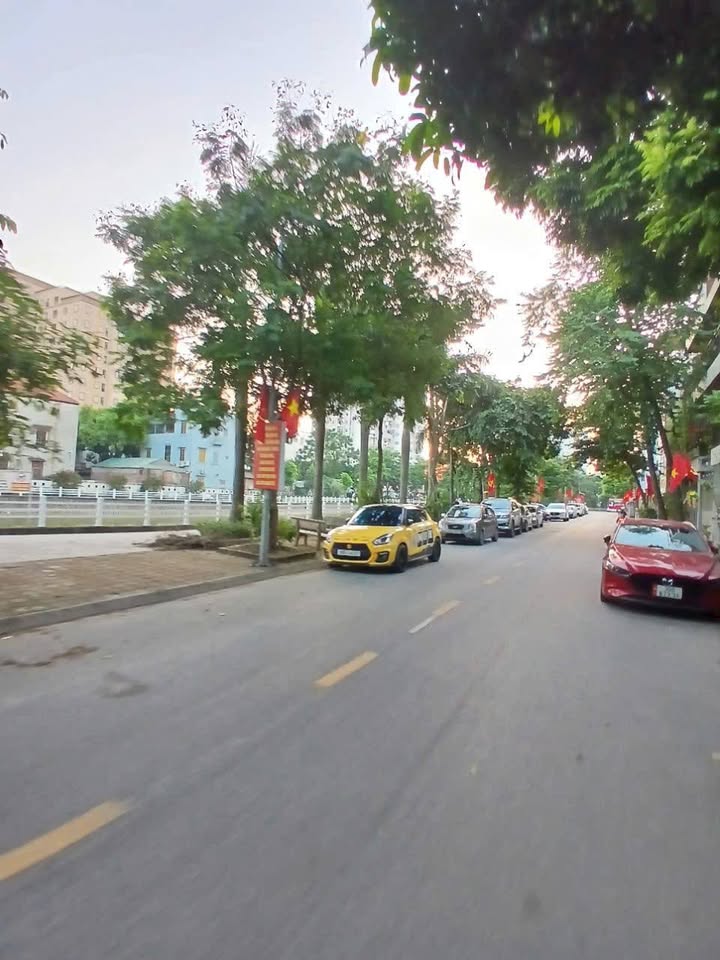 Đất phân lô Giang Biên 54m² giá 9 tỷ - Mặt tiền ô tô tránh, phong thủy tốt!