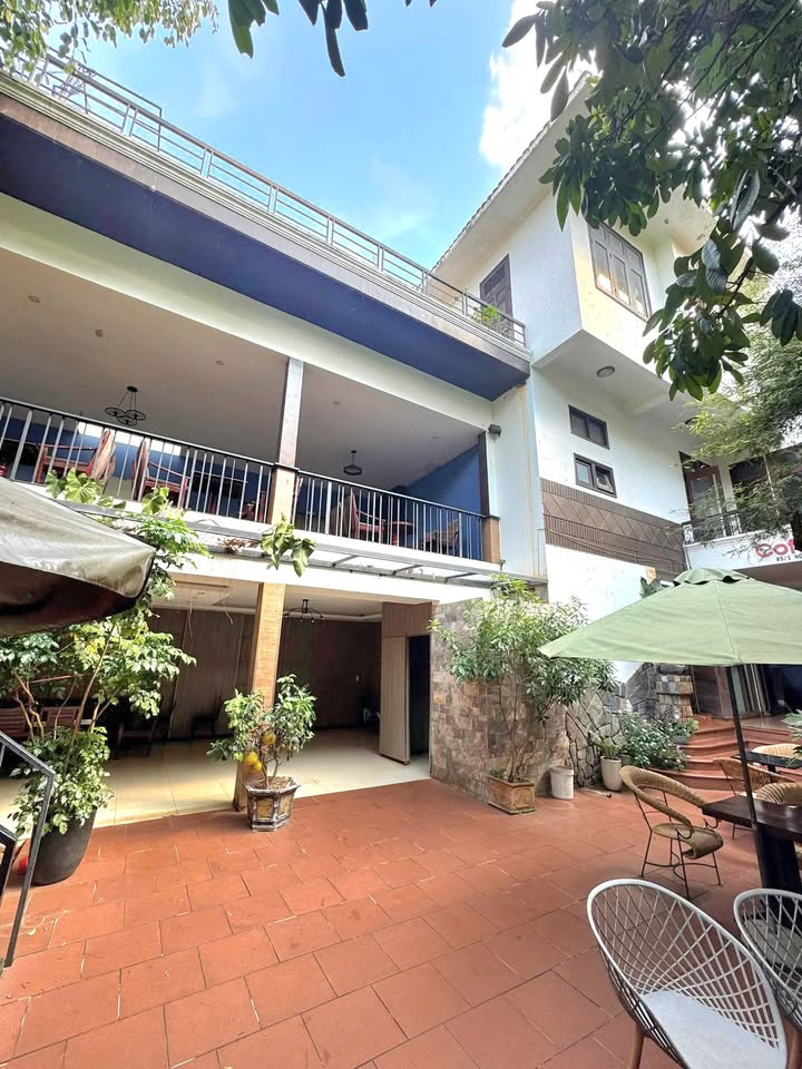 Nhà siêu rộng lô góc 2 mặt tiền Điện Biên Phủ, Buôn Ma Thuột 495m² - Đối diện hoa viên, kinh doanh thuận lợi!