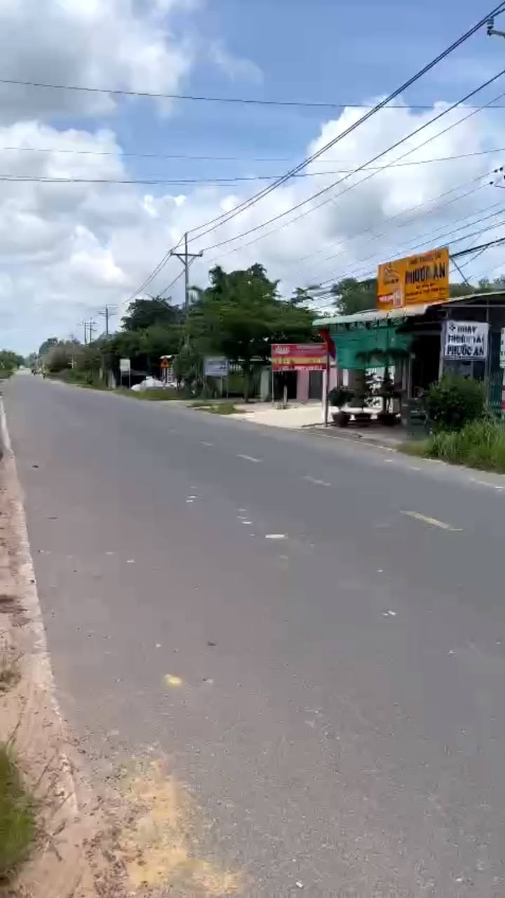 Đất mặt tiền đường nhựa 320m² giá 1.8 tỷ - Đầu tư sinh lời cao!