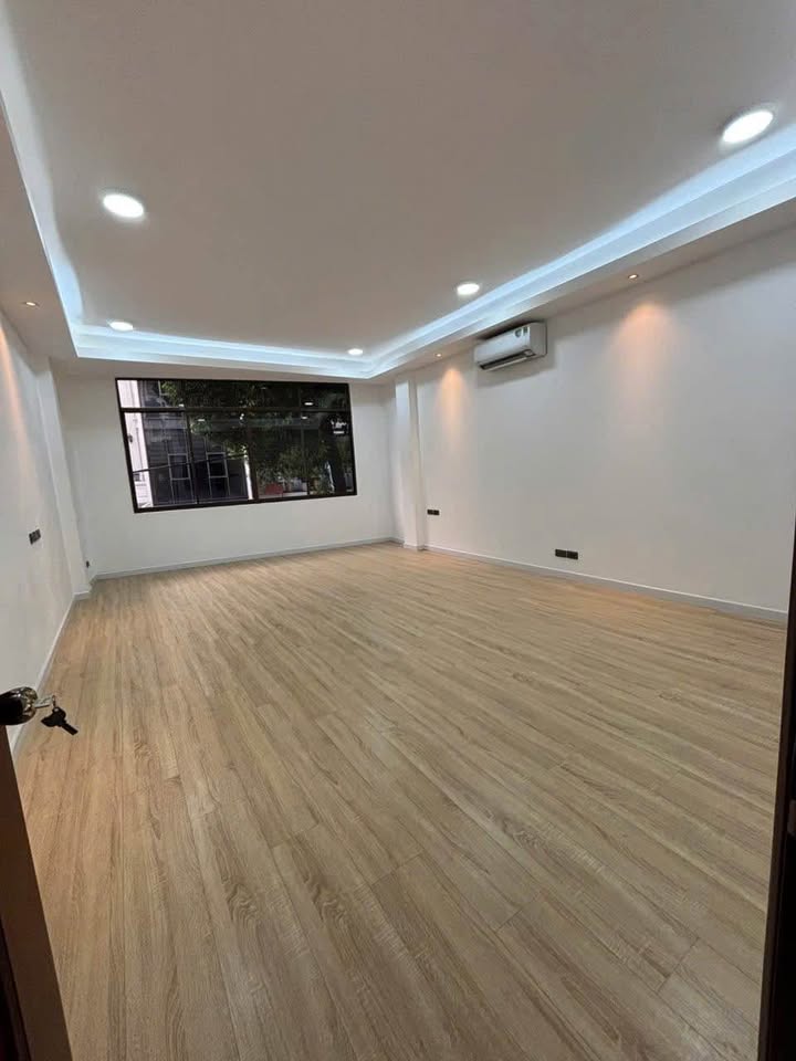 Nhà mặt tiền Trần Quang Khải, Q1, 64m² giá 40 triệu - Vị trí kinh doanh sầm uất!