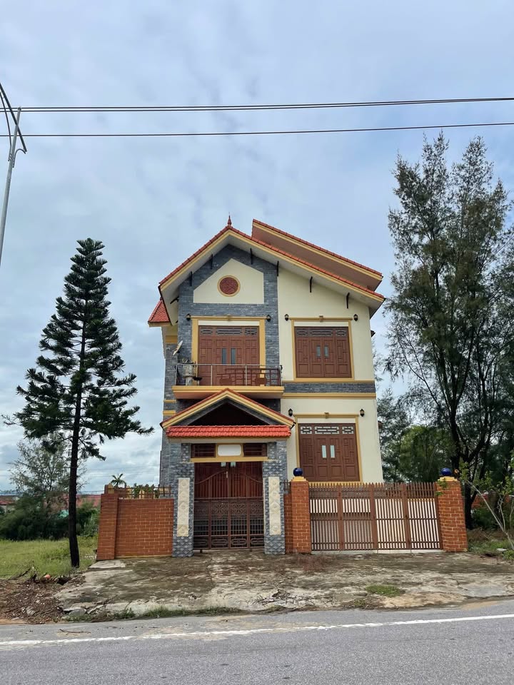 Nhà 3 tầng mặt tiền đường Trương Pháp Đồng Hới 180m² giá 8.6 tỷ - View biển tuyệt đẹp!