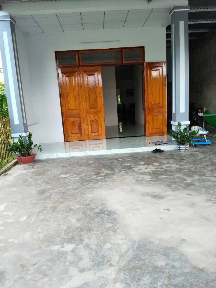 Nhà cấp 4 Diên Lâm 219m² giá 1.15 tỷ - Đậu ô tô và sân vườn rộng rãi!