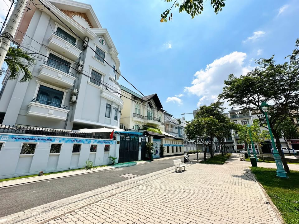 Biệt thự Tân Quy Đông, Q7, 238m² giá tốt - View công viên thoáng đãng!