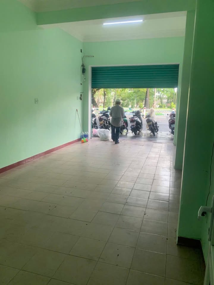 Nhà 4 tầng mặt tiền Trần Hưng Đạo 40m² - Vị trí đắc địa, view công viên!