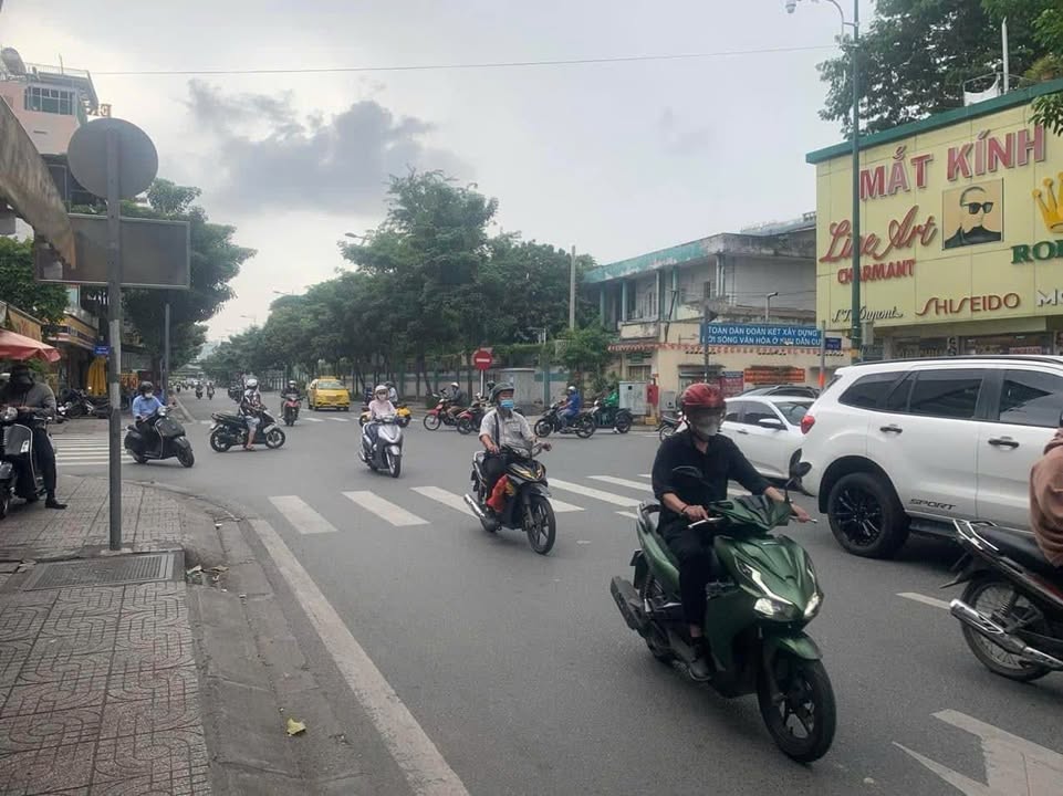 Nhà mặt phố Hồng Hà Tân Bình 200m² giá 55 tỷ - Kinh doanh sầm uất ngay sân bay!