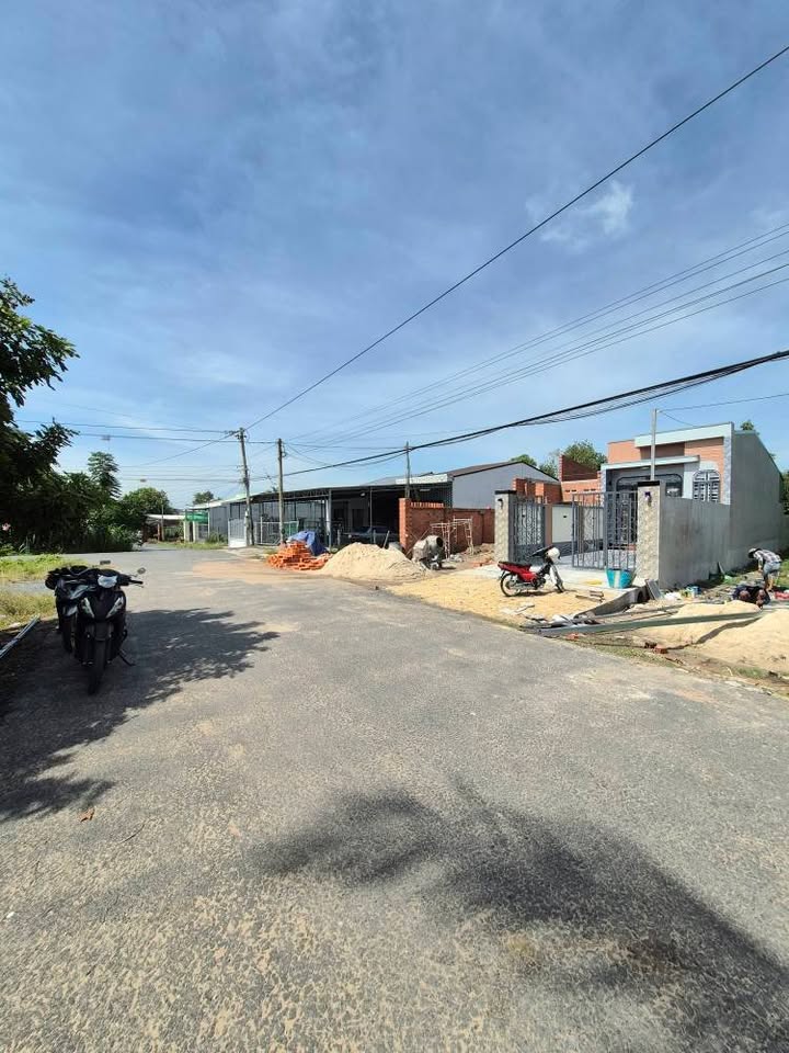 Nhà phố Trường Đức, Long Hoa, Tây Ninh 200m² giá 1.299 tỷ - Sân rộng trồng rau tuyệt vời!