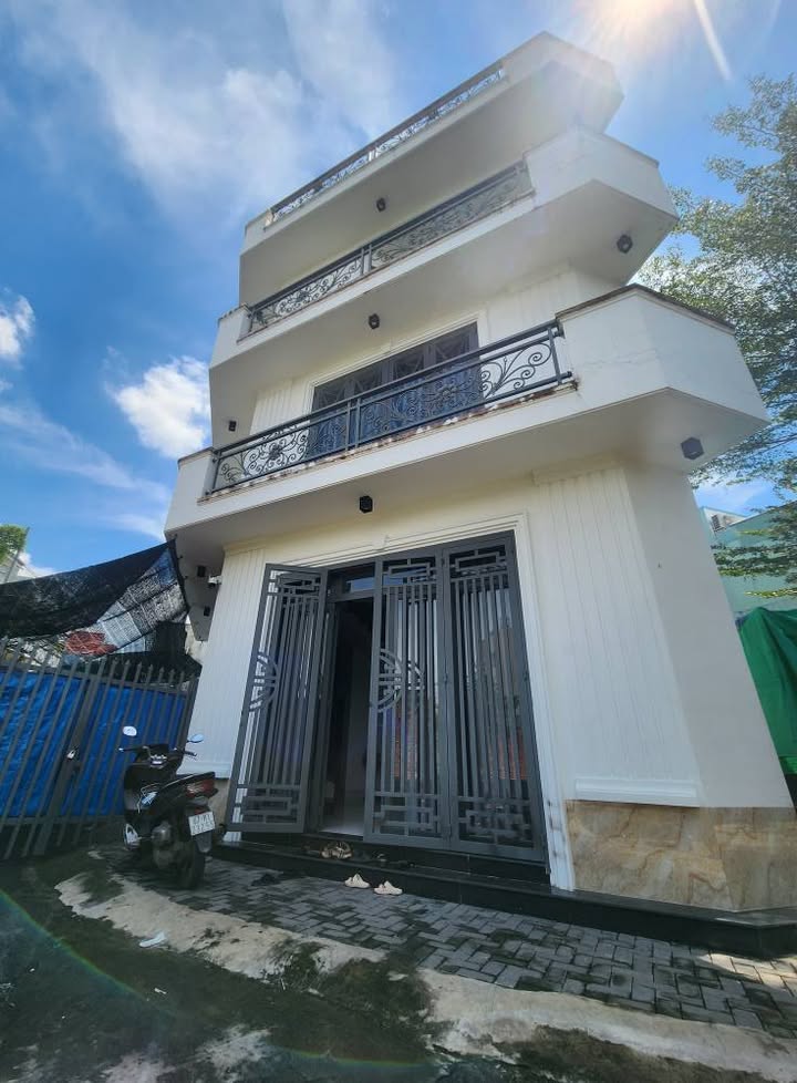 Nhà góc 1 trệt 2 lầu tại KDC Lê Chân, Long Xuyên 53m² giá 2 tỷ - Sẵn sàng ở ngay!