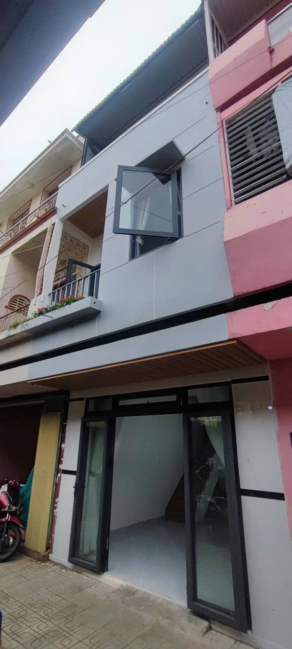 Nhà phố Đà Lạt 93m² giá 3 tỷ - Sổ đỏ riêng, gần chợ Trại Mát!