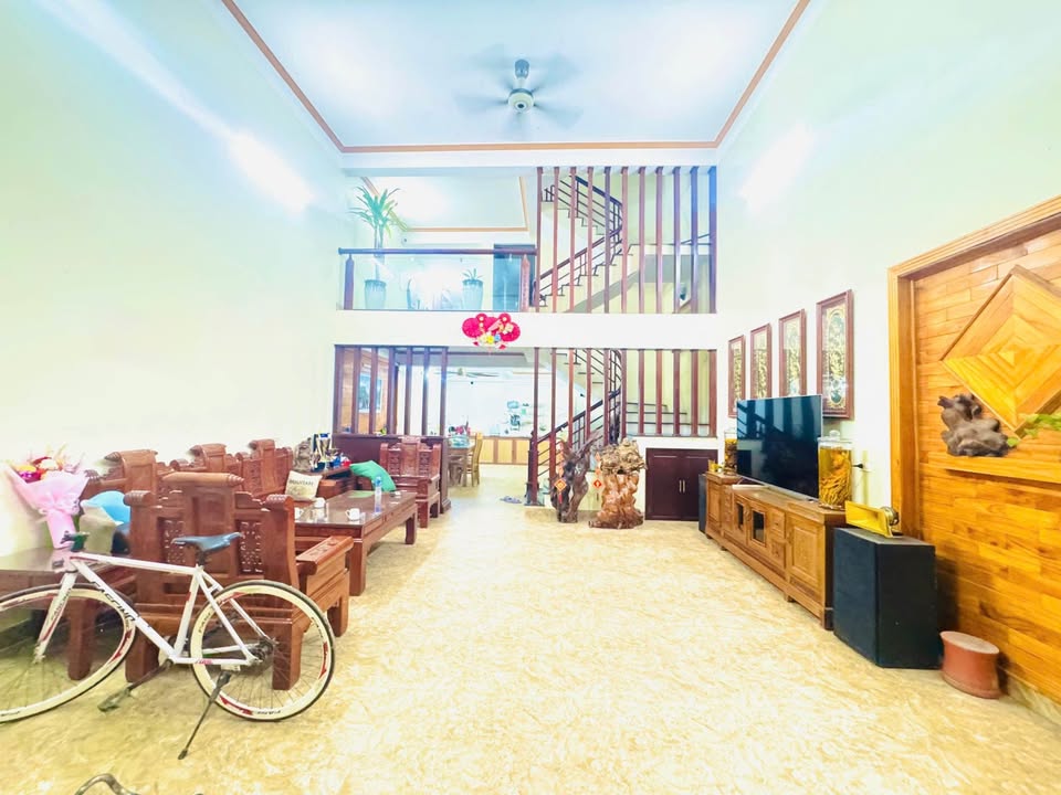 Nhà bán Dữu Lâu, Việt Trì 90m² giá 5 tỷ - Vị trí thoáng mát, đầy đủ tiện nghi!