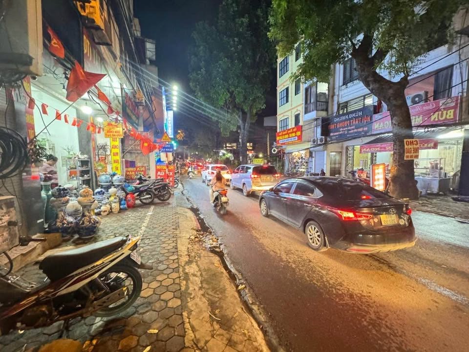 Bán nhà mặt phố Hoàng Hoa Thám, Ba Đình 60m² giá 25.5 tỷ - Kinh doanh đỉnh cao!