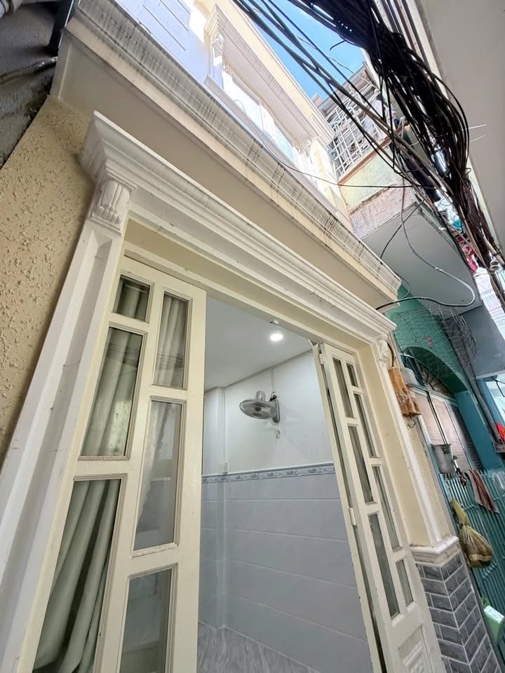 Nhà riêng Nguyễn Tất Thành, Quận 4, 17.4m² giá 2.35 tỷ - Vị trí đẹp, thuận tiện di chuyển!